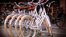 quattro biciclette bianche uguali messe una accanto all'altra